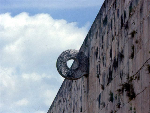 В две наклонные стены под прямыми углами были установлены три круглых плиты, называвшиеся «маркерами» (впоследствии осталось только одно каменное кольцо)