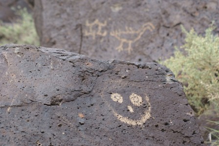 изображение смайлика в Национальном парке петроглифов, Альбукерке, США. Возраст до 3 тысяч лет